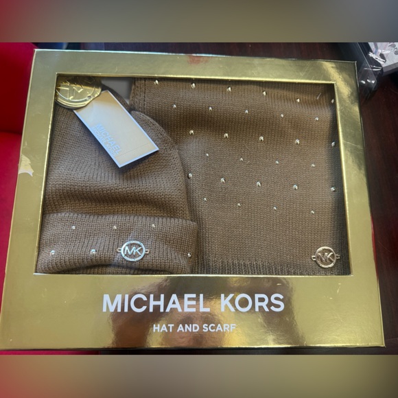 New in box Michael Kors hat and scarf set - Picture 1 of 3
